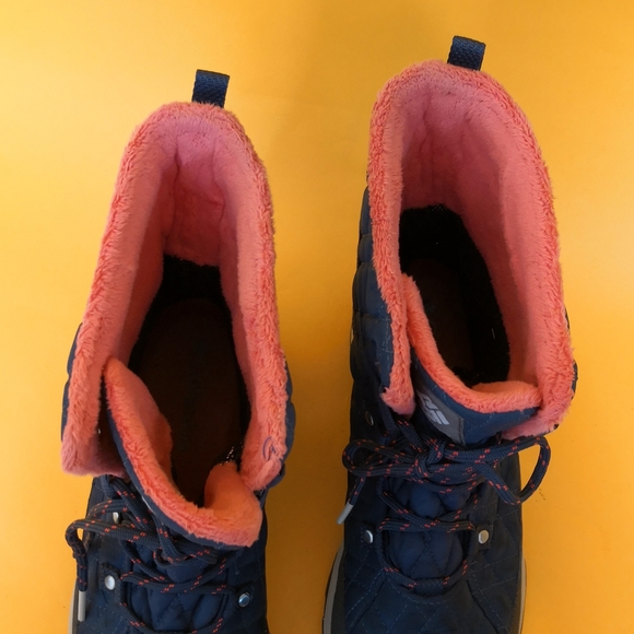 Columbia Quilted  Boots - Picture 2 of 8